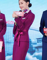 张天爱空姐制服亮相《中国机长》首映礼，甜美可爱又大方