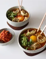 一人份韩式套餐鸡肉宽粉，泡菜，火腿，紫苏，辣椒等美食