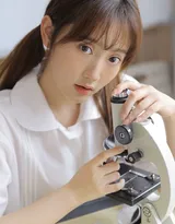 教室里面认真学习的妹子，白衫短裙制服学生妹子教室写真