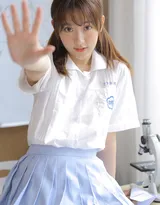 教室里面认真学习的妹子，白衫短裙制服学生妹子教室写真