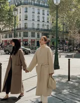 美女与闺蜜同游法国的旅行风景图片随拍