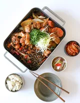 一人份韩式套餐鸡肉宽粉，泡菜，火腿，紫苏，辣椒等美食