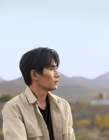 帅哥朱一龙荒野时尚写真图片_图片收集自朱一龙工作室。