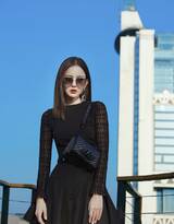古力娜扎黑衣黑裙加长靴街拍写真图片，气质出众美腿迷人