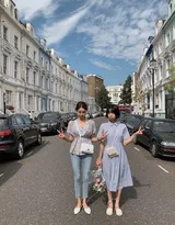 美女与闺蜜同游法国的旅行风景图片随拍