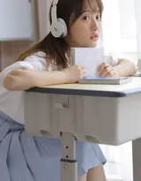 教室里面认真学习的妹子，白衫短裙制服学生妹子教室写真