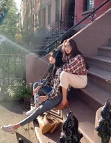 美女与闺蜜同游法国的旅行风景图片随拍