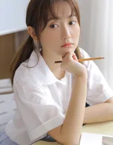 教室里面认真学习的妹子，白衫短裙制服学生妹子教室写真