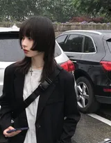 冷艳烟熏妆非主流美女图片，可做头像。