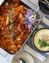 一人份韩式套餐鸡肉宽粉，泡菜，火腿，紫苏，辣椒等美食