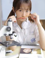 教室里面认真学习的妹子，白衫短裙制服学生妹子教室写真