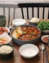 一人份韩式套餐鸡肉宽粉，泡菜，火腿，紫苏，辣椒等美食