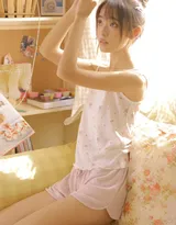 特别娇小的一个妹子，很漂亮清纯，但也真的很小