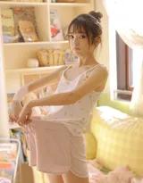 特别娇小的一个妹子，很漂亮清纯，但也真的很小