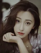 朱圣祎性感睡衣长裙私房写真照，长发微卷美艳动人