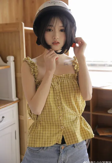 生活中的小美好，牛仔短裤纹身少女的清新私房写真照 – 高清 桌面壁纸 开放版权素材 免费下载 手机电脑通用背景图