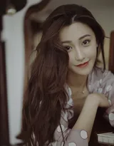 朱圣祎性感睡衣长裙私房写真照，长发微卷美艳动人