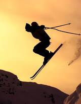 帅气的滑雪运动爱好者雪山挑战图片大全