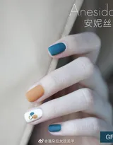 蓝色，橙色无光泽磨砂美甲图片