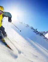 帅气的滑雪运动爱好者雪山挑战图片大全