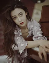 朱圣祎性感睡衣长裙私房写真照，长发微卷美艳动人