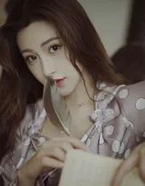 朱圣祎性感睡衣长裙私房写真照，长发微卷美艳动人