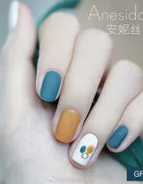 蓝色，橙色无光泽磨砂美甲图片