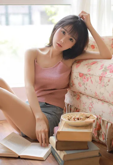 娇小可爱又不失性感，边吃饭边看书的小九身材太好了 – 高清 桌面壁纸 开放版权素材 免费下载 手机电脑通用背景图