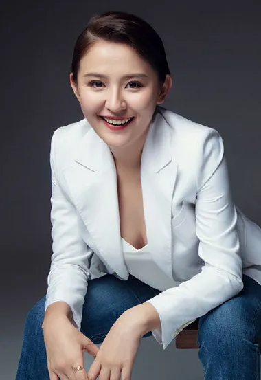热依扎白色小西装 牛仔裤性感杂志写真，依稀可见白皙美胸 – 高清 桌面壁纸 开放版权素材 免费下载 手机电脑通用背景