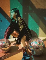 张俪酷帅皮衣短裤大墨镜随性街拍写真图片