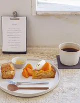 奶茶，咖啡，面包下午茶搭配图片