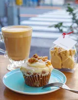 奶茶，咖啡，面包下午茶搭配图片