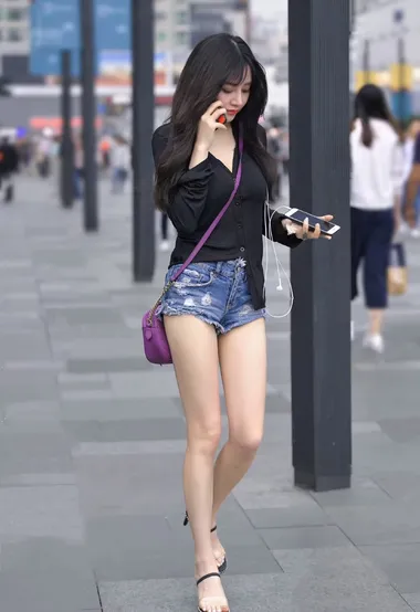 人来人往的街上总有那么一些靓丽的美女身影 – 高清 桌面壁纸 开放版权素材 免费下载 手机电脑通用背景图