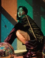 张俪酷帅皮衣短裤大墨镜随性街拍写真图片