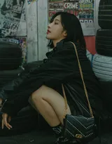 张俪酷帅皮衣短裤大墨镜随性街拍写真图片