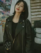 张俪酷帅皮衣短裤大墨镜随性街拍写真图片