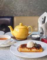 奶茶，咖啡，面包下午茶搭配图片