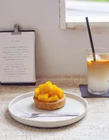 奶茶，咖啡，面包下午茶搭配图片