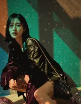 张俪酷帅皮衣短裤大墨镜随性街拍写真图片