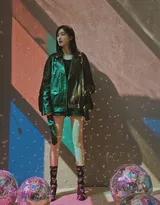 张俪酷帅皮衣短裤大墨镜随性街拍写真图片