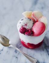 用草莓，猕猴桃，西瓜等制成的水果冰激凌甜食图片