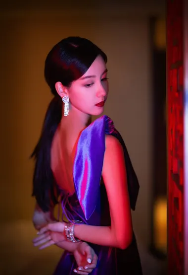 陈都灵露背装连衣长裙晚礼服唯美梦幻写真图片 – 高清 桌面壁纸 开放版权素材 免费下载 手机电脑通用背景图