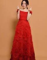 张靓颖优雅中国红晚礼服服为祖国献爱心手势写真