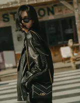 张俪酷帅皮衣短裤大墨镜随性街拍写真图片