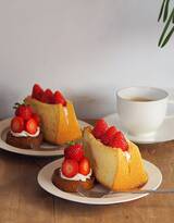 用草莓，猕猴桃，西瓜等制成的水果冰激凌甜食图片