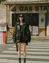 张俪酷帅皮衣短裤大墨镜随性街拍写真图片