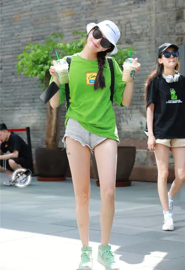 最近很流行牛油果绿，紧身热裤美腿美女街拍写真 – 高清 桌面壁纸 开放版权素材 免费下载 手机电脑通用背景图