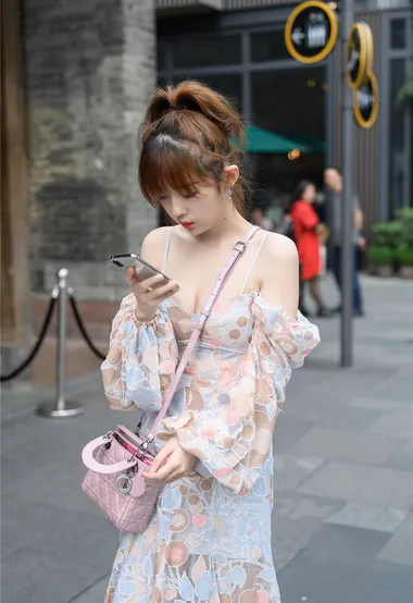 逛街的时候别看手机哦，性感连衣裙美女街拍写真美照 – 高清 桌面壁纸 开放版权素材 免费下载 手机电脑通用背景图