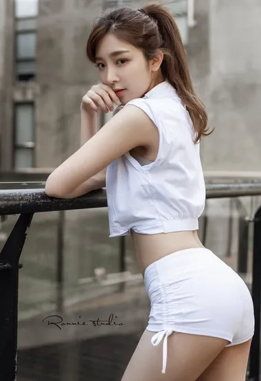 爱运动的女生最美，美女汤嘉琳紧身运动短裤街拍写真 – 高清 桌面壁纸 开放版权素材 免费下载 手机电脑通用背景图
