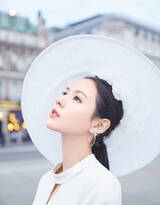 张予曦白裙白帽亮相活动气质街拍图片，精致小脸美丽动人